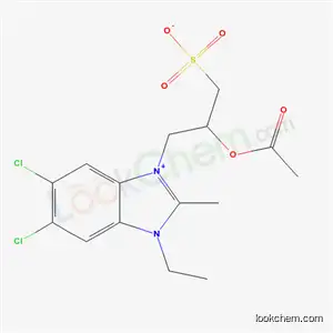 1-[2-(アセチルオキシ)-3-スルホナトプロピル]-5,6-ジクロロ-3-エチル-2-メチル-1H-ベンゾイミダゾール-3-イウム