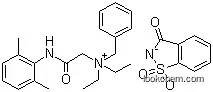 N-[2-[(2,6-ジメチルフェニル)アミノ]-2-オキソエチル]-N,N-ジエチルベンゼンメタンアミニウム?1,2-ベンゾイソチアゾール-3(2H)-オン1,1-ジオキシド